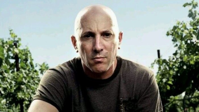 Maynard James Keenan niega que haya nuevo álbum de Tool en abril