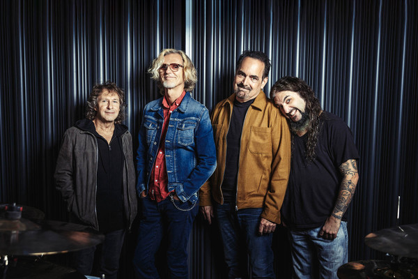 ‘We All Need Some Light’, tema del nuevo directo de Transatlantic