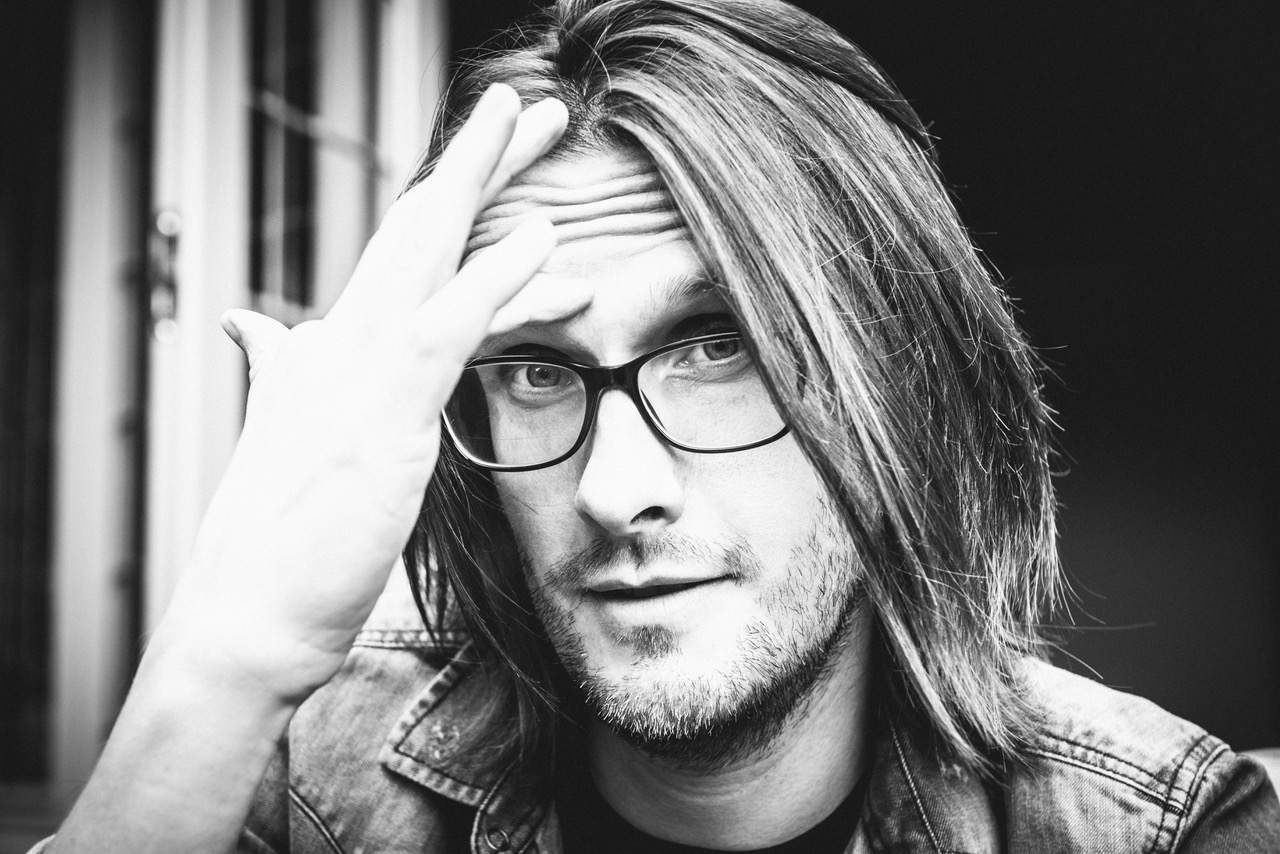 Steven Wilson se une con Ninet Tayeb en su nuevo vídeo, ‘Rock Bottom’