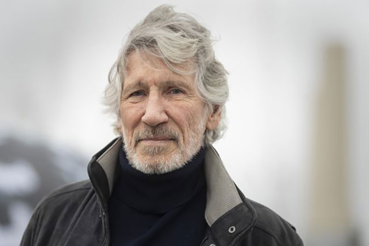 Roger Waters estuvo leyendo durante una hora en su concierto, y mandó «a la m*erda» a quienes se quejaron